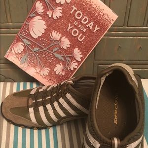 Sketchers SN21552 Slip On Athletic Walking Shoe